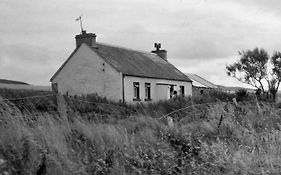 Teach Roisin-Traditional Irish Holiday Cottage In Malin Head.